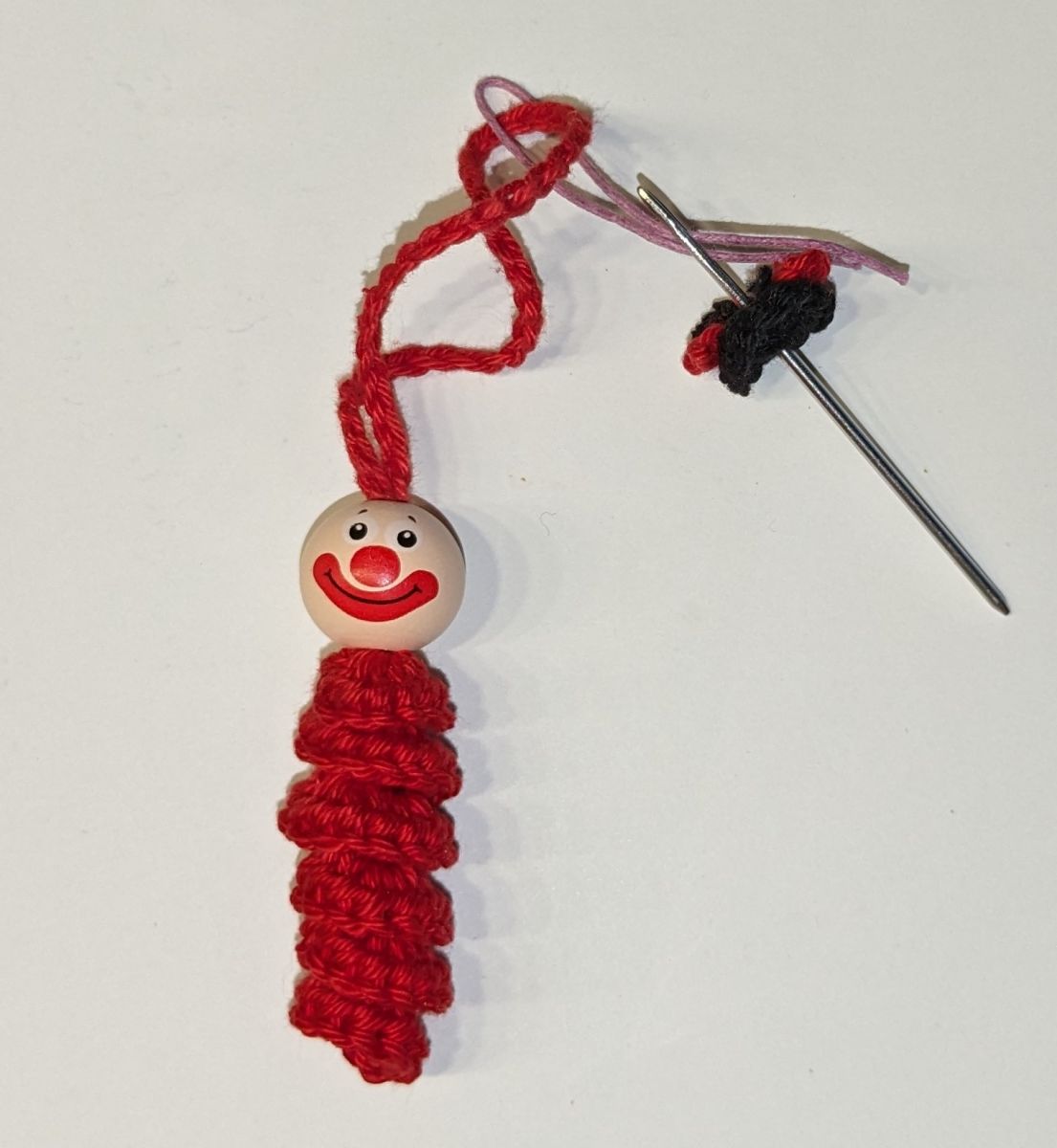 Blog-Inhaltsbild für 'Kostenlose Anleitung Glückswürmchen Sorgenwürmchen Clown mit Haaren und Hut'